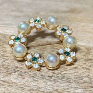 Vintage Román Brooch Pin Pearl Flower Clear Green Rhinestone Circle 2 1/4”L Gold